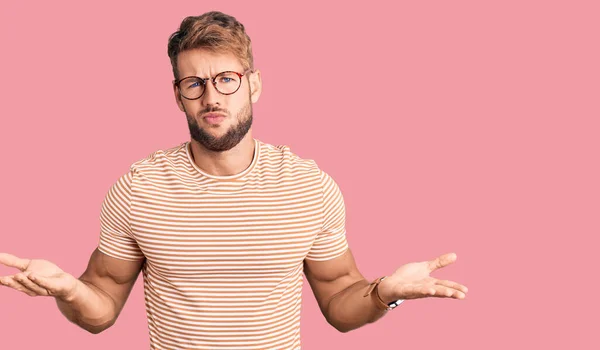 Jonge Blanke Man Draagt Nonchalante Kleren Een Bril Onwetend Verward — Stockfoto