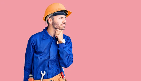 Hombre Hispano Joven Con Uniforme Trabajador Tocando Cuello Doloroso Dolor —  Fotos de Stock