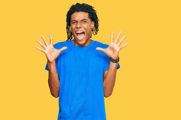 Genç Afro Amerikan Adam Gündelik Giysiler Giyip Çılgınlığı Kutluyor Başarıya — Stok fotoğraf