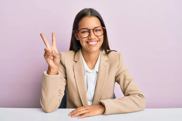 Ofiste Çalışan Güzel Spanyol Kadın Iki Numarayı Gösterip Işaret Ederken — Stok fotoğraf