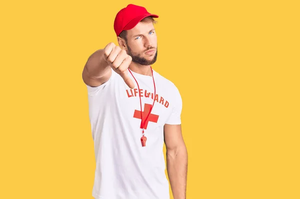 Ung Kaukasier Man Bär Livräddare Skjorta Håller Visselpipa Ser Olycklig — Stockfoto