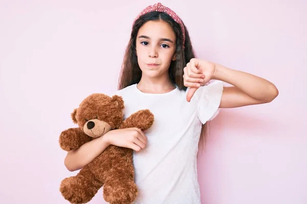 Niedliches Hispanisches Mädchen Hält Teddybär Mit Wütendem Gesicht Negatives Zeichen — Stockfoto