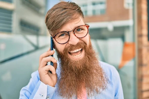 Giovane Uomo Affari Rossa Sorridente Felice Parlando Sullo Smartphone Piedi — Foto Stock