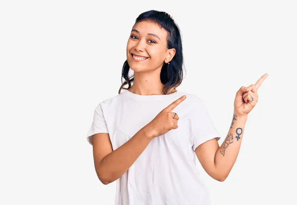 Mujer Joven Vistiendo Ropa Casual Sonriendo Mirando Cámara Apuntando Con — Foto de Stock