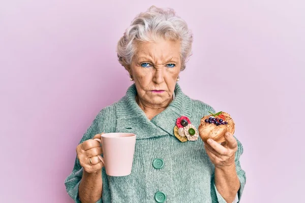 Femme Âgée Aux Cheveux Gris Buvant Une Tasse Café Mangeant — Photo