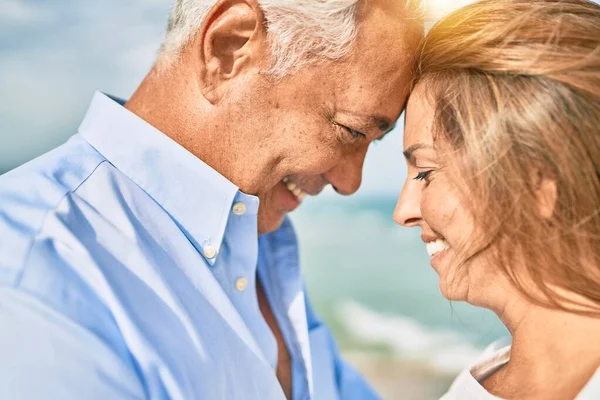 Pareja Hispana Mediana Edad Sonriendo Feliz Abrazándose Caminando Playa —  Fotos de Stock