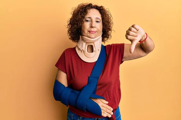 Beautiful Middle Age Mature Woman Wearing Cervical Collar Arm Sling — Stock Photo, Image