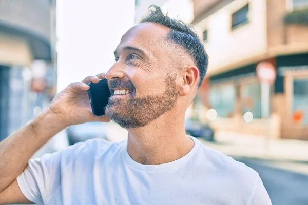 Medioevo Bell Uomo Sorridente Felice Utilizzando Smartphone Città — Foto Stock