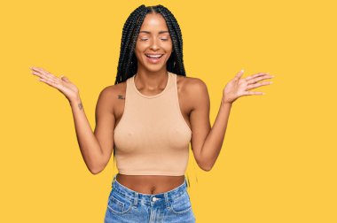 Güzel İspanyol kadın gündelik kıyafetler giyip başarının çılgınlığını kutluyor. Kollarını kaldırmış, gözlerini kapatmış heyecanlı çığlıklar atıyor. Kazanan konsept 