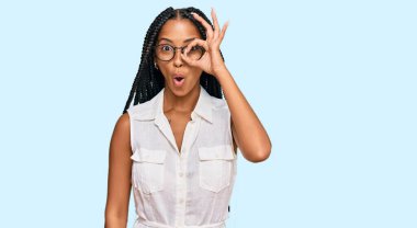 Güzel İspanyol kadın gündelik kıyafetler ve gözlük takıyor. Şaşırmış yüz ifadesiyle şaşırmış, parmaklarından bakan gözler. İnançsız ifade. 