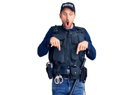 Polis üniforması giyen genç ve yakışıklı bir adam parmaklarını göstererek reklamını yapıyor, şaşırmış bir yüz ve açık bir ağız. 