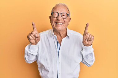 Kafkasyalı kıdemli bir adam parmaklarıyla işaret ediyor ve kahkahalarla gülüyor çünkü komik çılgın bir şaka.. 