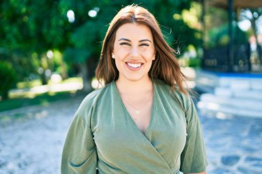 Genç İspanyol kadın gülümseyerek mutlu bir şekilde yürüyordu.