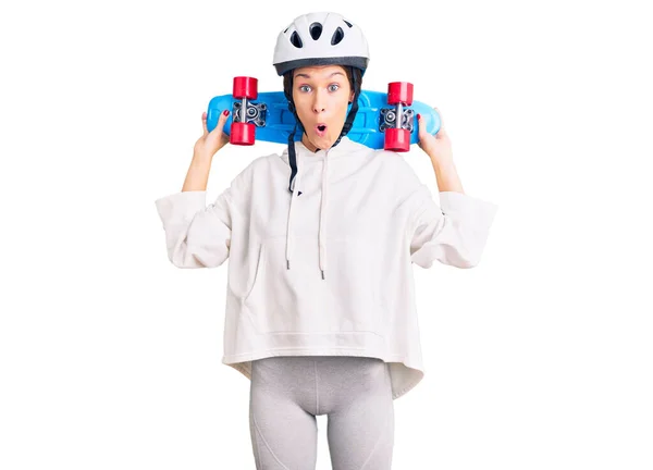 Beautiful Brunette Young Woman Wearing Safety Helmet Skate Scared Amazed — Stock Photo, Image