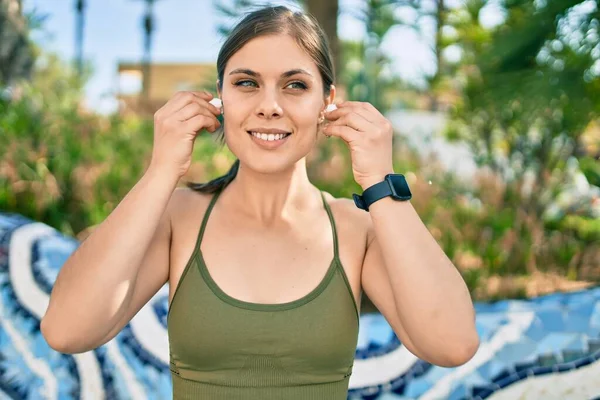 Jonge Blonde Sportvrouw Draagt Sportkleding Doen Oefening Stad — Stockfoto