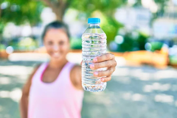 Спортсмен Середнього Віку Посміхається Щасливий Тримає Пляшку Води Парку — стокове фото