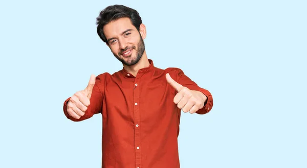 Joven Hombre Hispano Usando Ropa Casual Aprobando Hacer Gesto Positivo — Foto de Stock