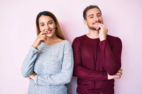 Belo Casal Vestindo Roupas Casuais Olhando Confiante Para Câmera Com — Fotografia de Stock