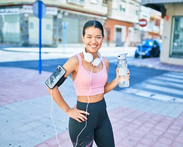 Genç Güzel Spanyol Spor Kadın Koşucu Kıyafeti Kulaklık Takıyor Şişeden — Stok fotoğraf