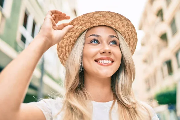 Junge Kaukasische Touristenmädchen Lächeln Glücklich Fuß Auf Der Straße Der — Stockfoto