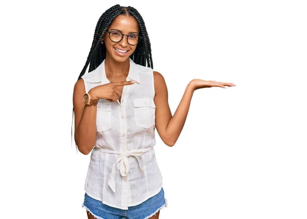 Hermosa Mujer Hispana Vistiendo Ropa Casual Gafas Sorprendida Sonriendo Cámara —  Fotos de Stock