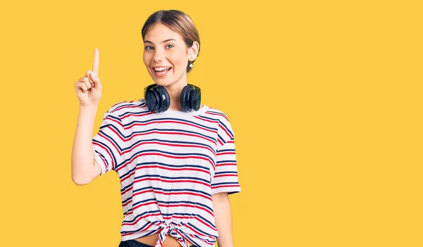 Beautiful Caucasian Woman Blonde Hair Wearing Gym Clothes Using Headphones — Stock Photo, Image