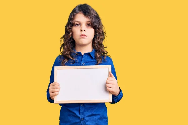 Carino Bambino Ispanico Con Capelli Lunghi Che Tengono Vuota Lavagna — Foto Stock