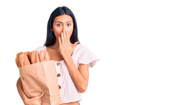 Jovem Bela Menina Latina Segurando Saco Papel Com Pão Cobrindo — Fotografia de Stock