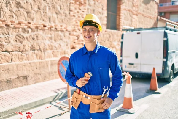 Giovane Operaio Ispanico Sorridente Felice Lavorare Strada Della Città — Foto Stock