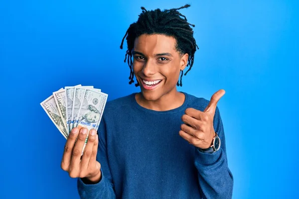 Joven Afroamericano Hombre Sosteniendo Dólares Sonriendo Feliz Positivo Pulgar Hacia — Foto de Stock