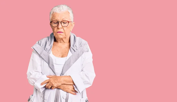 Mulher Bonita Sênior Com Olhos Azuis Cabelos Grisalhos Vestindo Roupas — Fotografia de Stock