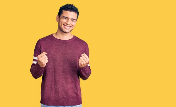 Hispanic Stilig Ung Man Bär Casual Kläder Glada För Framgång — Stockfoto