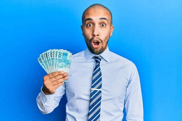 Hombre Adulto Hispano Sosteniendo 100 Billetes Reales Brasileños Asustado Sorprendido — Foto de Stock