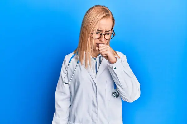 Krásná Běloška Uniformě Lékaře Necítí Dobře Kašle Jako Příznak Nachlazení — Stock fotografie