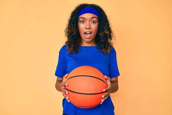 Jovem Afro Americana Segurando Bola Basquete Com Medo Chocado Com — Fotografia de Stock