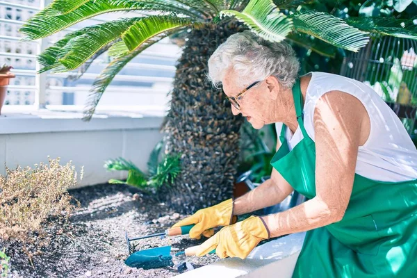 Senior Vrouw Met Grijs Haar Dragen Handschoenen Tuinman Schort Tuinieren — Stockfoto