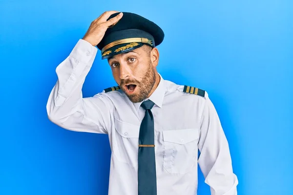 Snygg Man Med Skägg Bär Flygplan Pilot Uniform Förvånad Med — Stockfoto