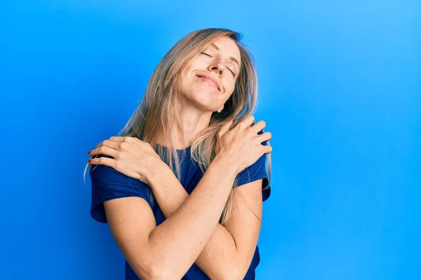 Mooie Blanke Vrouw Draagt Casual Blauw Shirt Knuffelend Zichzelf Gelukkig — Stockfoto