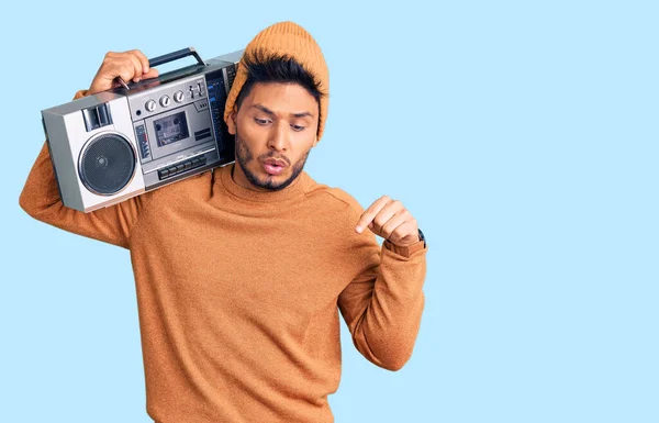 Snygg Latinamerikansk Ung Man Håller Boombox Lyssnar Musik Pekar Ner — Stockfoto