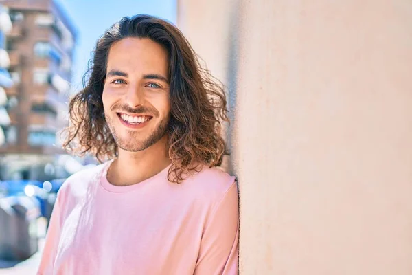 Joven Hombre Hispano Sonriendo Feliz Mirando Cámara Apoyada Pared —  Fotos de Stock
