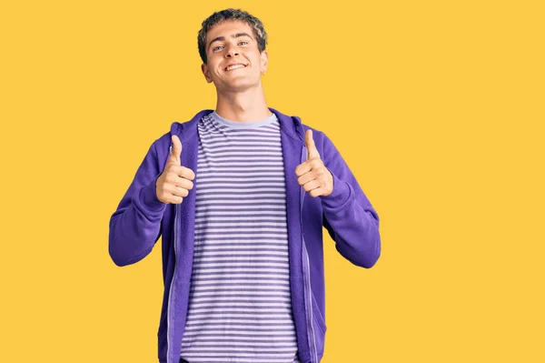 Junger Gutaussehender Mann Lässigem Lila Sweatshirt Mit Positiver Geste Mit — Stockfoto