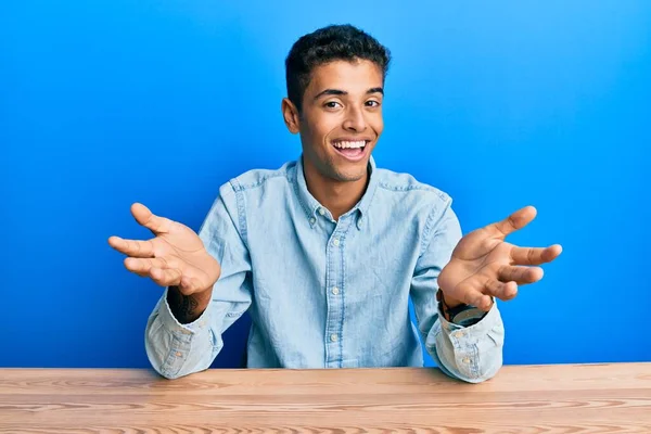 Ung Vacker Afrikansk Amerikan Man Bär Casual Kläder Sitter Bordet — Stockfoto