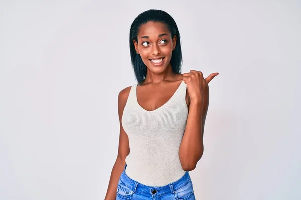 Jovem Afro Americana Vestindo Roupas Casuais Sorrindo Com Rosto Feliz — Fotografia de Stock