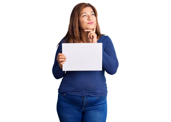 Mujer Latina Mediana Edad Sosteniendo Pancarta Papel Con Espacio Blanco —  Fotos de Stock