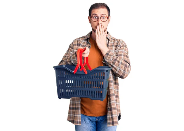 Młody Przystojny Biały Mężczyzna Trzymający Koszyk Zakupów Supermarkecie Zakrywający Usta — Zdjęcie stockowe