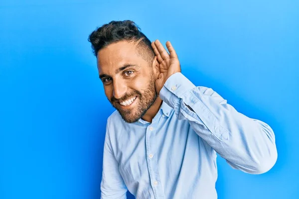 Bonito Homem Com Barba Vestindo Roupas Casuais Sorrindo Com Mão — Fotografia de Stock