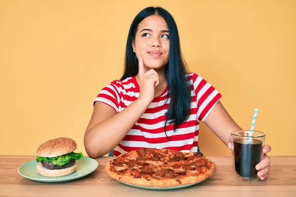 Fiatal Gyönyörű Ázsiai Lány Eszik Gyorsétterem Pizza Burger Komoly Arc — Stock Fotó