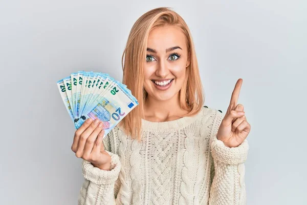 Hermosa Mujer Rubia Caucásica Sosteniendo Billetes Euros Sonriendo Con Una — Foto de Stock