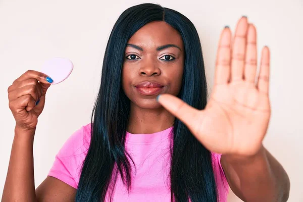 Mujer Afroamericana Joven Sosteniendo Esponja Maquillaje Con Mano Abierta Haciendo —  Fotos de Stock