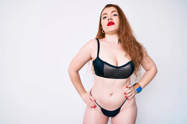 Junge Rothaarige Size Frau Trägt Sexy Dessous Auf Isoliertem Weißem — Stockfoto